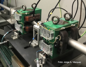 Detalle de dos electroimanes correctores en el anillo propulsor.